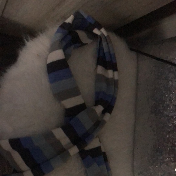 Scarfs - Picture 4 of 4